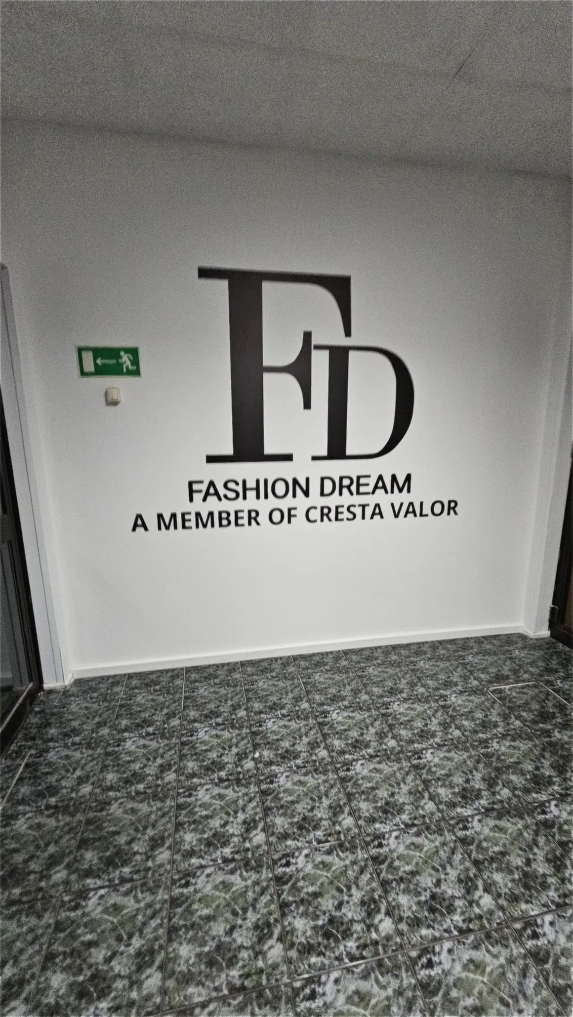 Logo Fashion Dream wydrukowane na ścianie w przestrzeni handlowej - ujęcie drugie