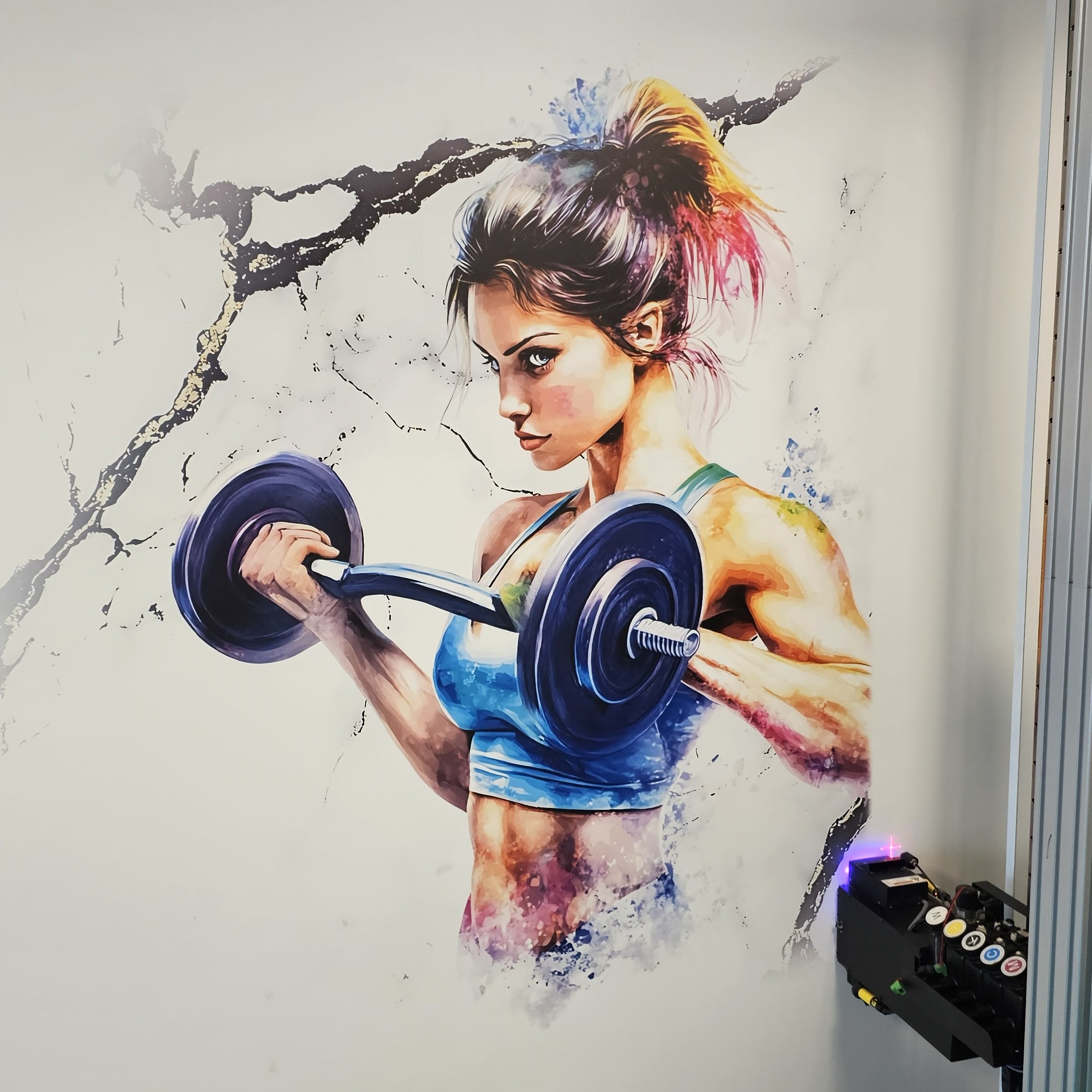 Mural watercolor z kobietą trenującą z hantlami na ścianie siłowni MOSiR Rypin