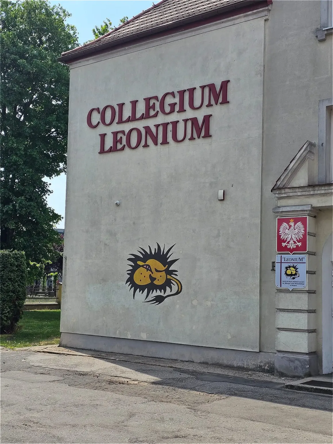 Napis Collegium Leonium z logo lwa wydrukowany na zewnętrznej elewacji budynku szkoły