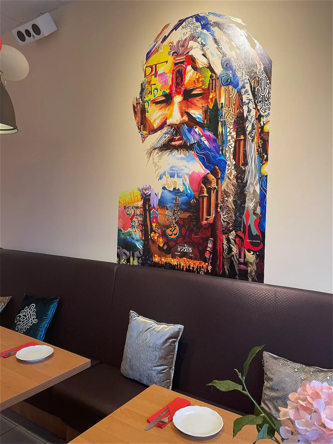 Kolorowy artystyczny portret wydrukowany na ścianie restauracji