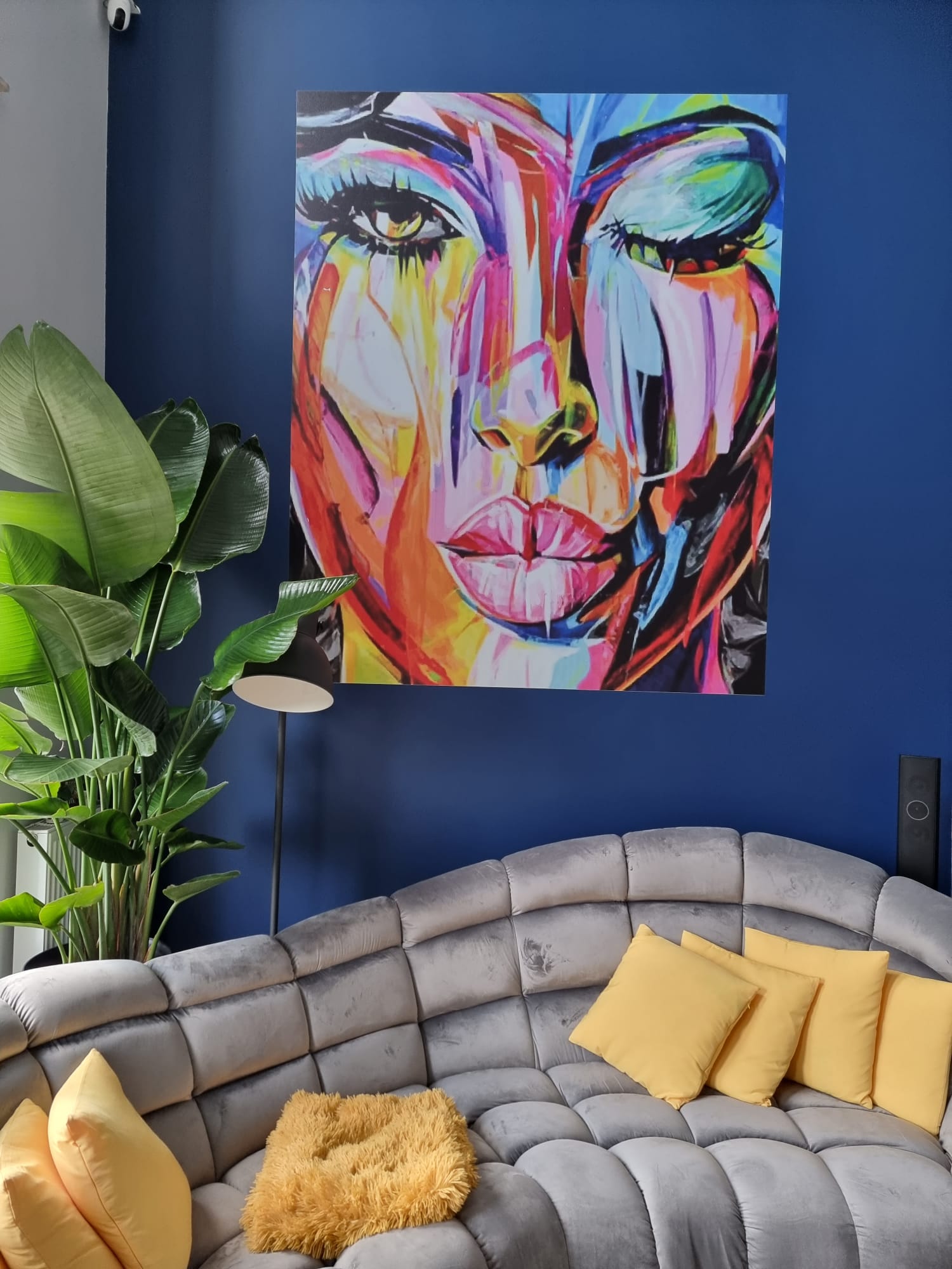 Artystyczny portret wydrukowany na niebieskiej ścianie salonu beauty