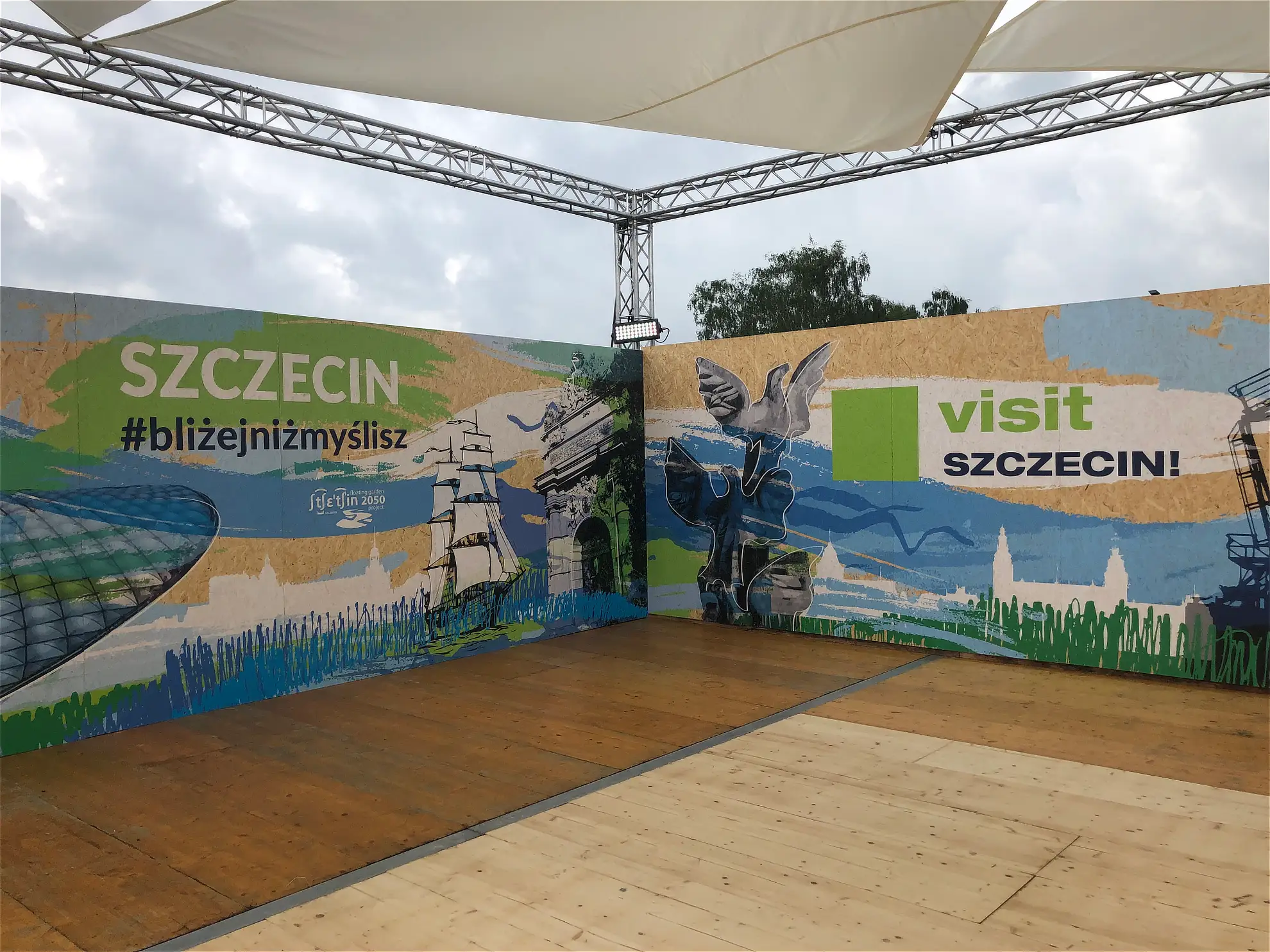 Ścianka eventowa z grafiką visit Szczecin wydrukowana na płycie OSB